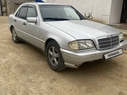 Mercedes-Benz E 220 1995 года за 2 200 000 тг. в Атырау – фото 2