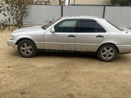 Mercedes-Benz E 220 1995 года за 2 200 000 тг. в Атырау – фото 4