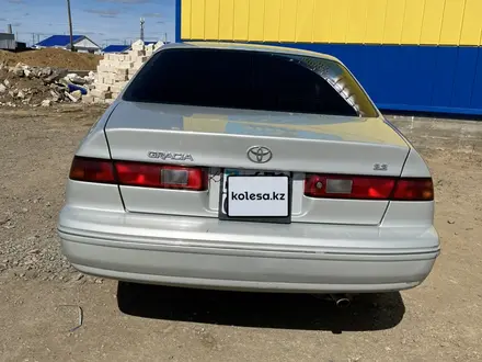 Toyota Camry 1998 года за 2 850 000 тг. в Актобе – фото 18