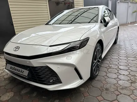 Toyota Camry 2025 года за 24 700 000 тг. в Алматы