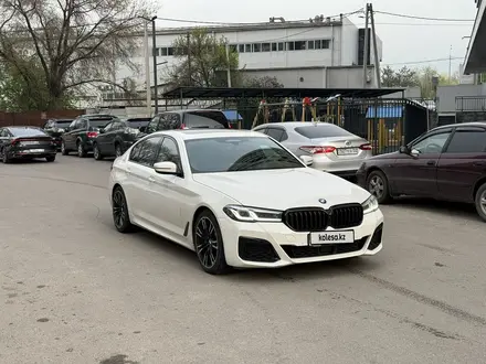 BMW 520 2021 года за 27 000 000 тг. в Алматы – фото 2