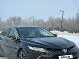 Toyota Camry 2022 года за 15 800 000 тг. в Уральск – фото 2