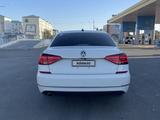 Volkswagen Passat 2017 года за 3 500 000 тг. в Атырау – фото 4