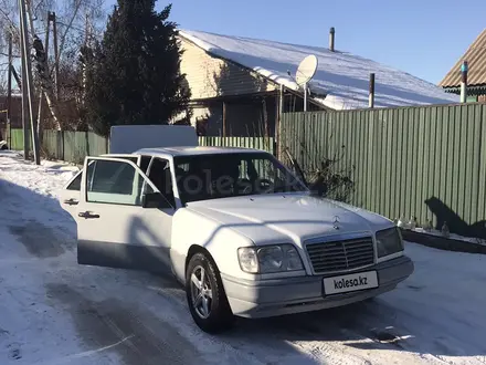 Mercedes-Benz E 220 1994 года за 1 800 000 тг. в Алматы – фото 20