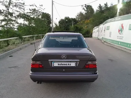 Mercedes-Benz E 320 1994 года за 2 400 000 тг. в Алматы – фото 5