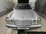 Mercedes-Benz E 320 1997 годаfor2 200 000 тг. в Жанаозен
