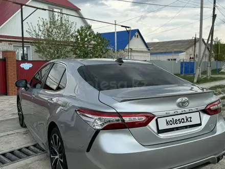 Toyota Camry 2018 года за 11 500 000 тг. в Уральск – фото 9