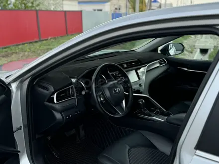 Toyota Camry 2018 года за 11 500 000 тг. в Уральск – фото 11