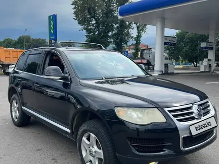 Volkswagen Touareg 2008 года за 6 500 000 тг. в Алматы