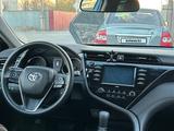 Toyota Camry 2020 года за 7 800 000 тг. в Атырау – фото 3