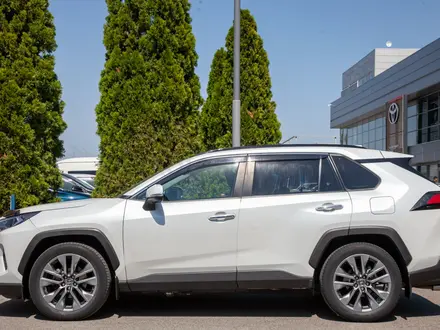 Toyota RAV4 Luxe 2020 года за 12 900 000 тг. в Алматы – фото 4