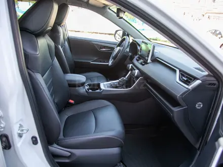 Toyota RAV4 Luxe 2020 года за 12 900 000 тг. в Алматы – фото 15