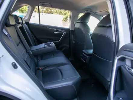 Toyota RAV4 Luxe 2020 года за 12 900 000 тг. в Алматы – фото 16