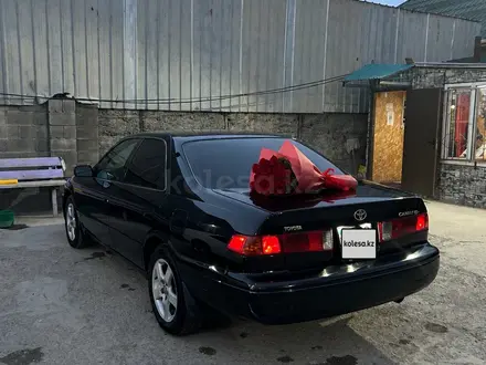 Toyota Camry 2000 года за 3 400 000 тг. в Жаркент – фото 2