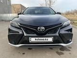 Toyota Camry 2021 года за 12 600 000 тг. в Уральск – фото 4