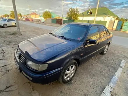 Volkswagen Passat 1995 года за 1 400 000 тг. в Байконыр – фото 2