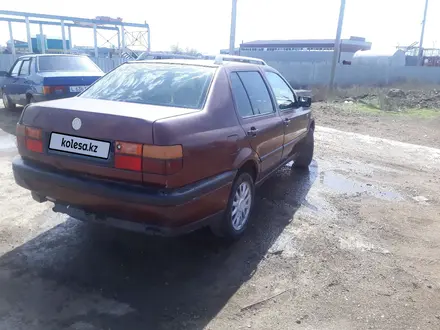 Volkswagen Vento 1994 года за 1 400 000 тг. в Уральск – фото 2