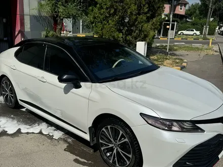 Toyota Camry 2020 года за 14 300 000 тг. в Алматы – фото 3