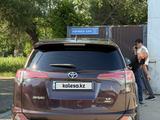 Toyota RAV4 2019 года за 12 000 000 тг. в Актобе – фото 2