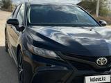 Toyota Camry 2021 года за 12 500 000 тг. в Актобе