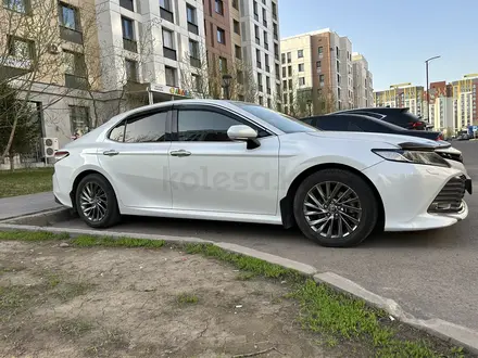 Toyota Camry 2018 года за 13 400 000 тг. в Астана – фото 5