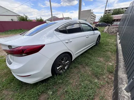 Hyundai Elantra 2017 года за 6 200 000 тг. в Уральск – фото 2