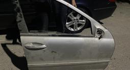 Дверь правое Мерседес 203 Mercedes w203 оригинал привазнойүшін30 000 тг. в Алматы – фото 3