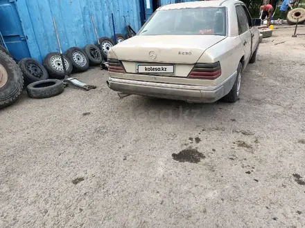 Mercedes-Benz E 230 1990 года за 950 000 тг. в Астана – фото 2