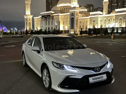 Toyota Camry 2023 года за 16 550 000 тг. в Астана