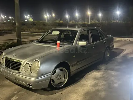 Mercedes-Benz E 320 1998 года за 3 000 000 тг. в Астана – фото 3