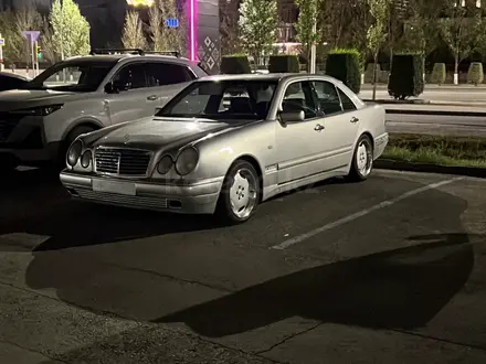 Mercedes-Benz E 320 1998 года за 3 000 000 тг. в Астана