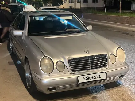 Mercedes-Benz E 320 1998 года за 3 000 000 тг. в Астана – фото 2