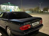 Mercedes-Benz E 200 1997 годаүшін700 000 тг. в Жанаозен – фото 3