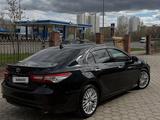 Toyota Camry 2018 годаүшін13 500 000 тг. в Астана – фото 2