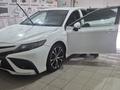 Toyota Camry 2017 года за 9 000 000 тг. в Атырау
