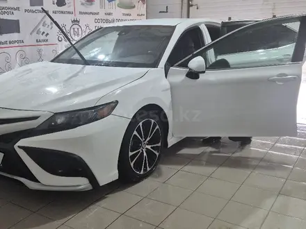 Toyota Camry 2017 года за 9 000 000 тг. в Атырау