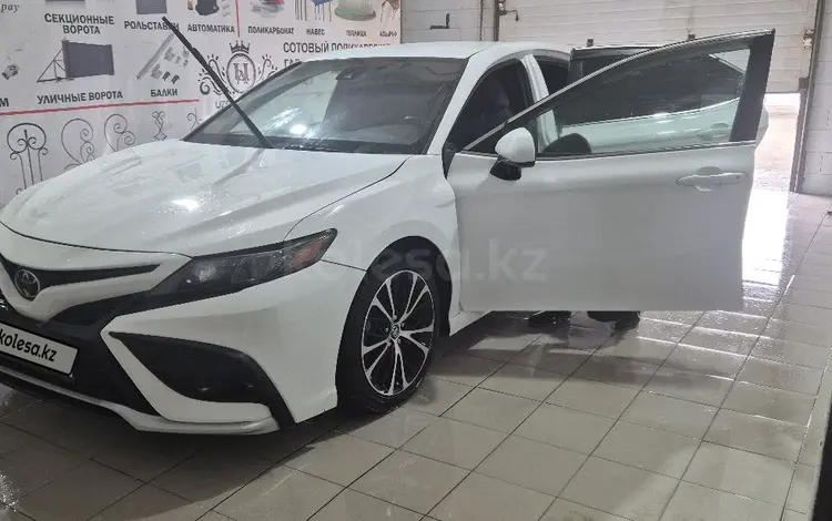 Toyota Camry 2017 года за 9 000 000 тг. в Атырау