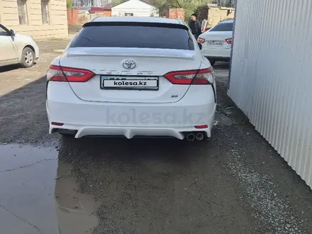 Toyota Camry 2017 года за 9 000 000 тг. в Атырау – фото 3