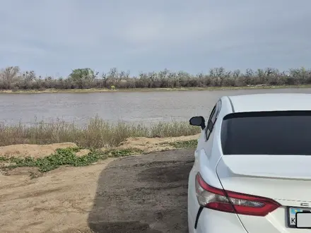 Toyota Camry 2017 года за 9 000 000 тг. в Атырау – фото 2