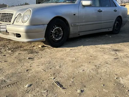 Mercedes-Benz E 280 1996 года за 2 500 000 тг. в Жаркент – фото 2