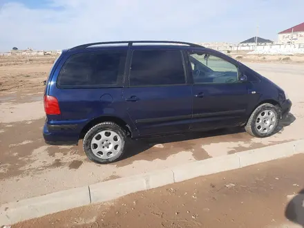 Volkswagen Sharan 2001 года за 2 500 000 тг. в Актау – фото 2