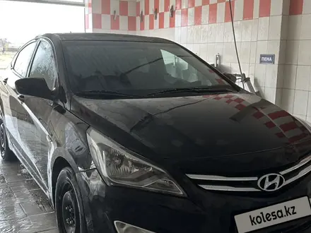 Hyundai Solaris 2015 года за 3 410 000 тг. в Атырау – фото 2