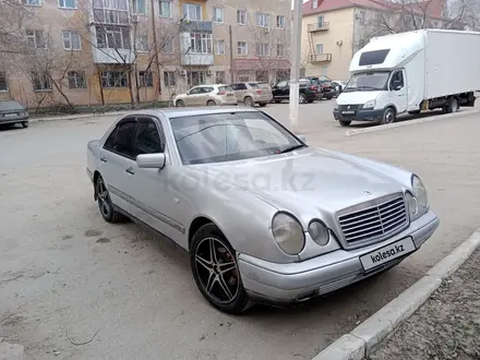 Mercedes-Benz E 200 1997 года за 2 000 000 тг. в Актобе – фото 2