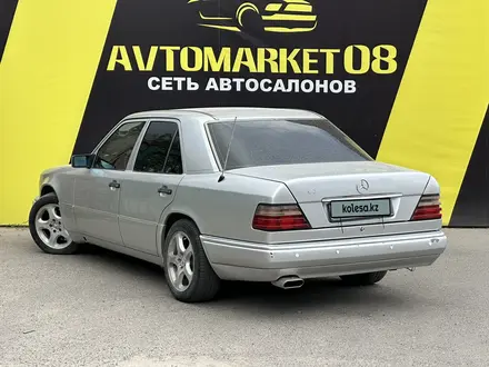 Mercedes-Benz E 280 1993 года за 2 250 000 тг. в Тараз – фото 4