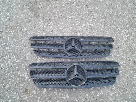 Б/У оригинальную решётку радиатора на Mercedes-Benz ML 163 КУЗОВ за 26 000 тг. в Актобе