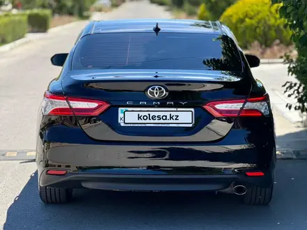 Toyota Camry 2019 года за 13 500 000 тг. в Актау – фото 2