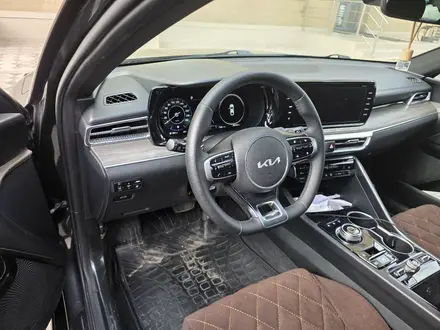 Kia K5 2022 года за 10 500 000 тг. в Актау – фото 2