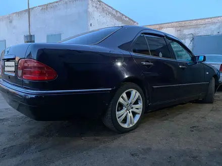 Mercedes-Benz E 230 1997 года за 2 900 000 тг. в Павлодар – фото 4