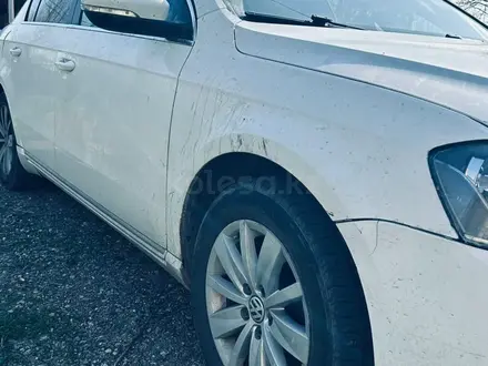 Volkswagen Passat 2014 года за 5 500 000 тг. в Есик – фото 4