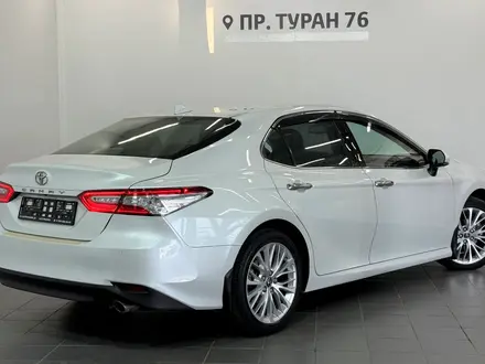Toyota Camry Luxe 2018 года за 12 900 000 тг. в Астана – фото 19